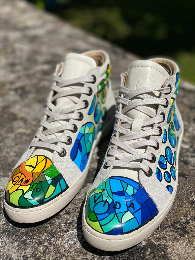 Paire Kickers custom vitraux Sagrada familia de face