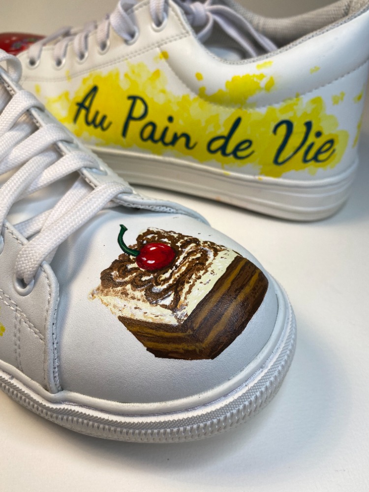 Chaussures custom pour une boulangerie avec foret noire sur l'avant