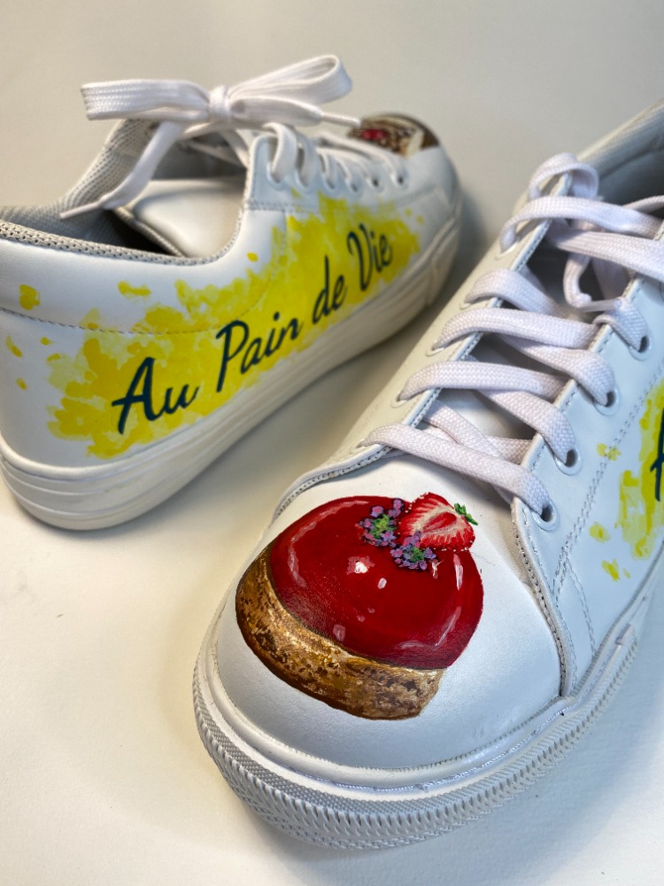 Chaussures peintes dessert fraise fruits rouges à l'avant