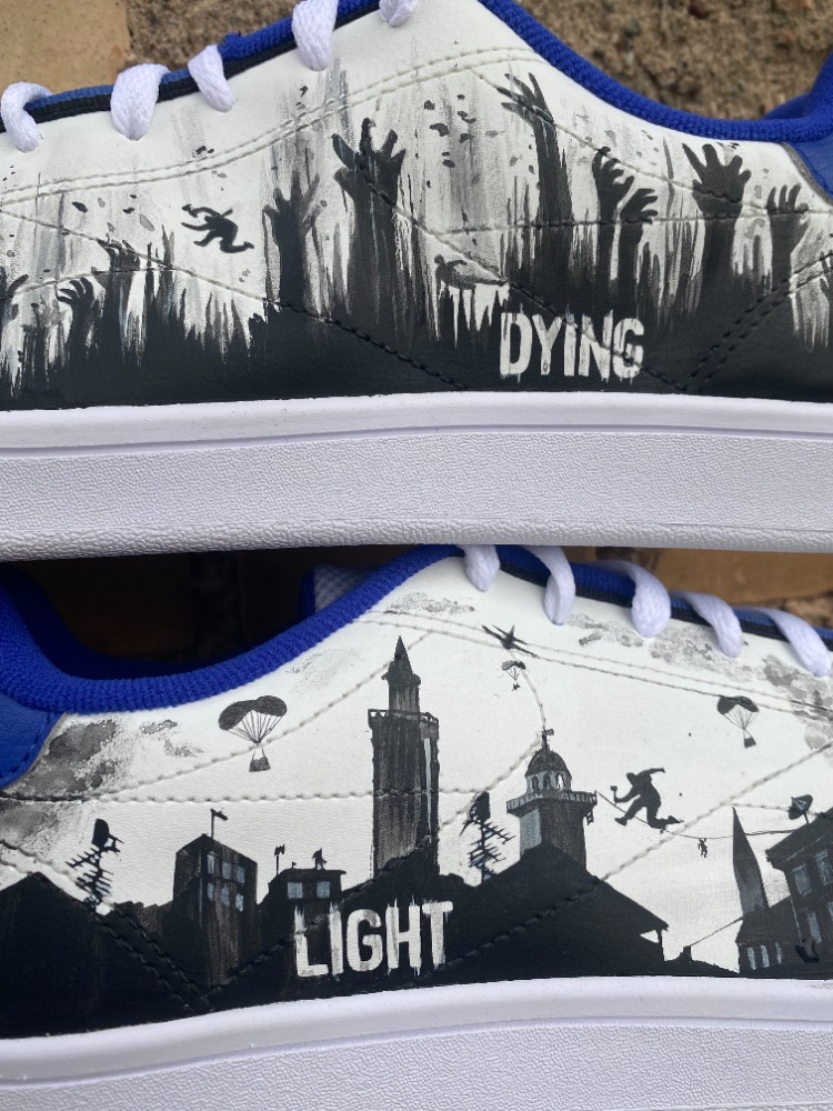 Paire Reebok custom en noir et blanc mains et ville