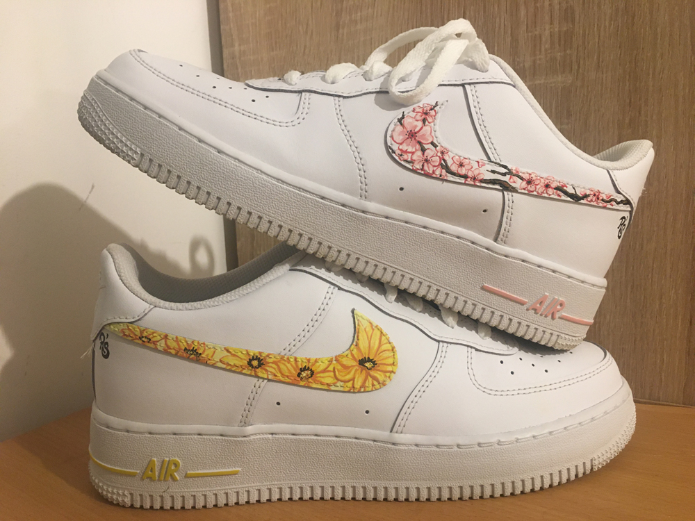 chaussures fleurs jaunes et roses