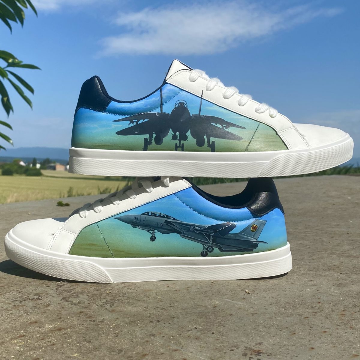 Sneakers custom fond vert et bleu et avions Tomcat 
